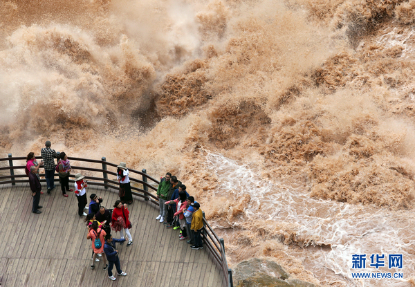 虎跳峡现惊涛虎咆壮丽景观