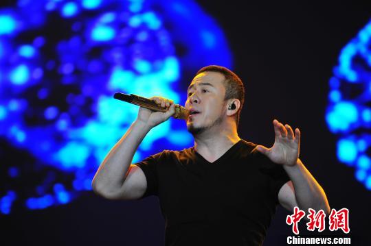 杨坤32场演唱会收入_莫文蔚费玉清杨坤华晨宇加盟《天籁之战》