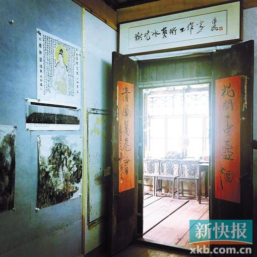 ■被烧毁前的画室上 挂着很多名家字画。