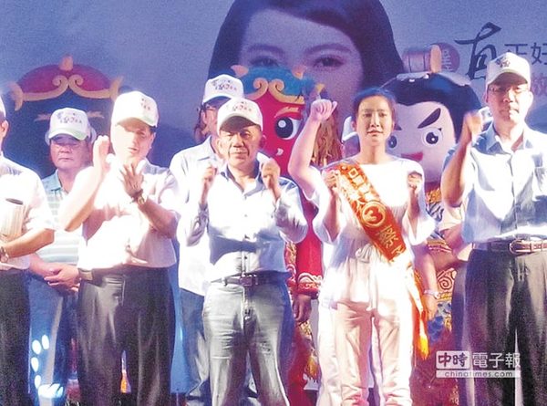 多位村长、代表力挺无党籍蔡孟真(右二)。图片来源:台湾《中时电子报》
