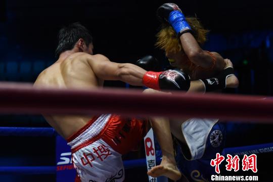 图为卢冬强正与韩国选手金东星进行激烈比赛。　李南轩 摄