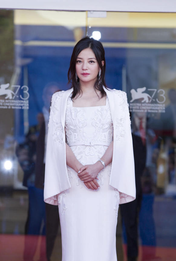 　　威尼斯当地时间2016年9月10日，第73届威尼斯电影节闭幕，赵薇作为主竞赛单元评委登上红毯，一袭白色斗篷礼服亮相优雅高贵。