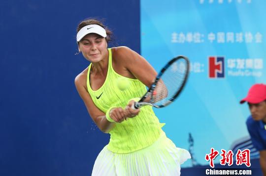 2016ITF国际女子网球巡回赛珠海站女单首轮赛,图为库里奇科娃 华发 摄