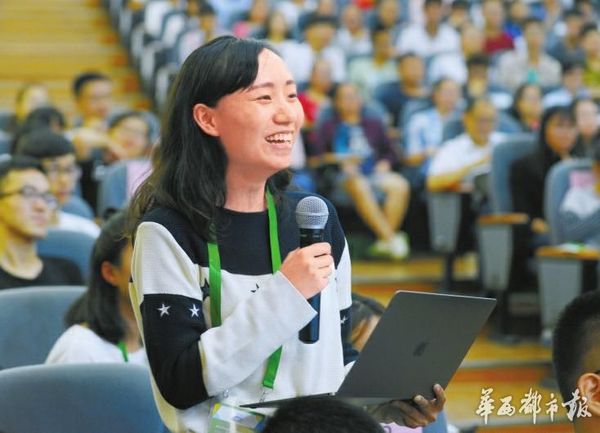 本报记者向丁肇中提问。
