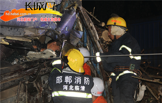 消防官兵正在救援。王俊平供图