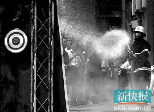 ■2016年广州市管消防重点单位微型消防站比武,昨日在中国进出进口交易会广场举行。新快报记者 陈昆仑/摄