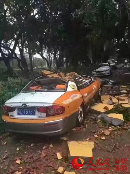 停在路边的出租车遭殃