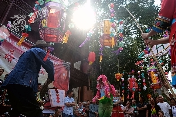 井岗花灯展演 吴雁 摄