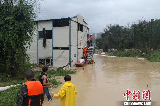台风“莫兰蒂”来袭,福州消防解救60名被洪水围困工人。 黄绿荣 摄