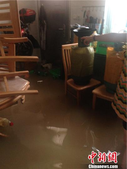 台风“莫兰蒂”致宁波普降暴雨部分家民家中积水过膝