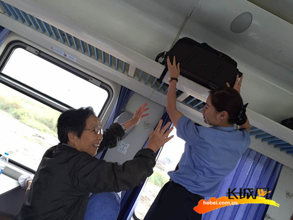 牢记责任无悔付出 记K233列车上的最美乘务员