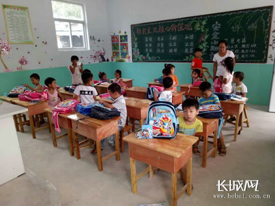 学生们进入宽敞明亮的教室中读书学习。刘昀恢 供图