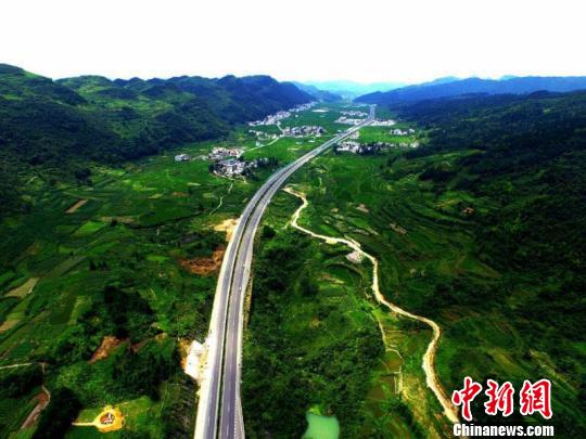 贵州省“高颜值”的高速公路。 韩双喜 摄