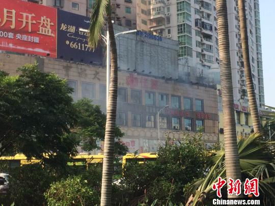 火灾迅速被扑灭,起火大楼受损并不严重,但还会冒出白烟。 陈悦 摄