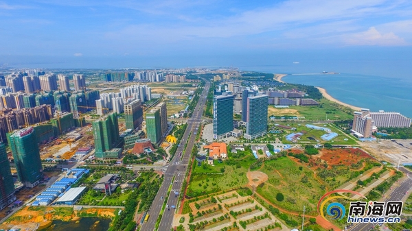 高空航拍海口市西海岸新区。据了解,随着海秀快速路的开通,西海岸新区迎来发展进入加速期,未来这里将建设成为集行政服务、总部经济、文化会展、旅游度假、健康养生、休闲娱乐、理想居住七大功能元素为一体的海口新核心区。 海报集团全媒体中心记者 张茂摄