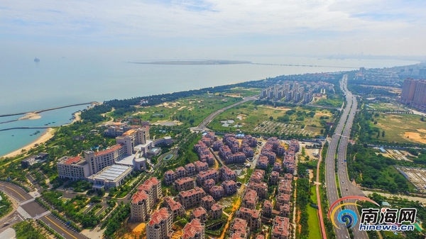 高空航拍海口市西海岸新区。据了解,随着海秀快速路的开通,西海岸新区迎来发展进入加速期,未来这里将建设成为集行政服务、总部经济、文化会展、旅游度假、健康养生、休闲娱乐、理想居住七大功能元素为一体的海口新核心区。 海报集团全媒体中心记者 张茂摄