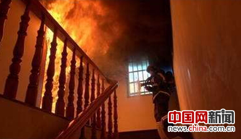 民房冒出火舌