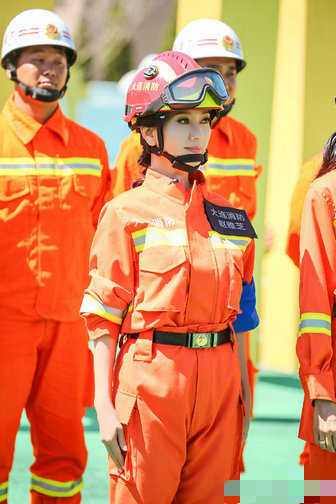 赵雅芝上演制服诱惑 变身消防员英姿飒爽