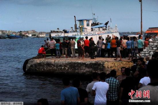 外媒：埃及海域难民船翻沉事故已经致148人遇难