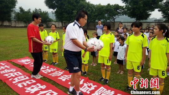 广东送足球下乡进校园公益活动23日在佛山高明举行。　岳超莲 摄