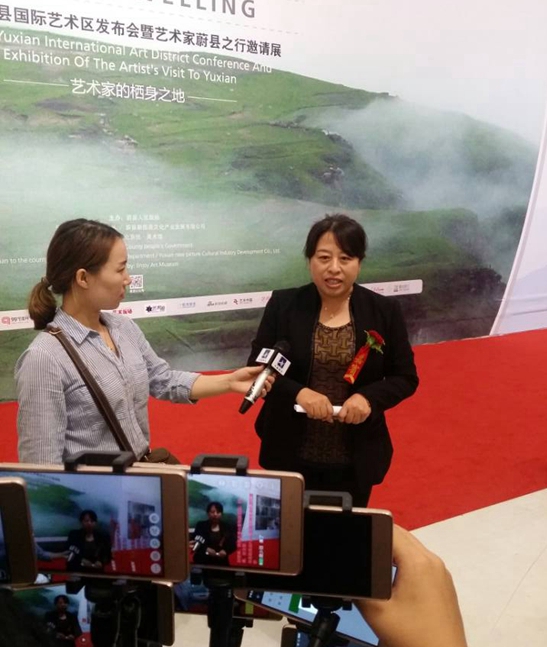 蔚县县委宣传部长宋艳莲接受媒体采访。