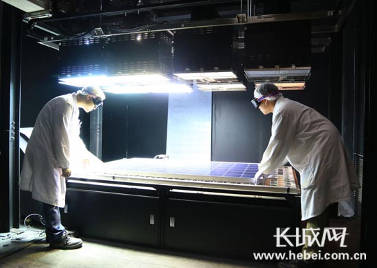 　　河北金租鼎力支持新兴产业，四年来累计向晶龙集团投放资金8.6亿元。图为晶龙集团太阳能电池组件抗紫外线实验。