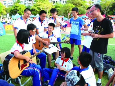 厦门一中师生融洽互动。