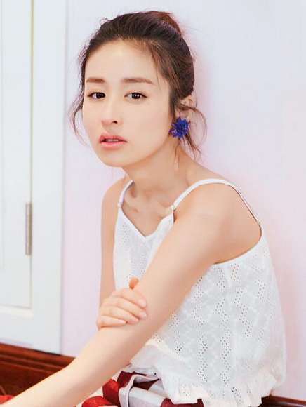 颖儿近照曝光,锁骨太明显,纸片体比郑爽都要惊人!