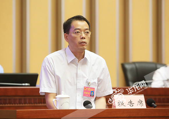 市人大法制委副主任委员黄源彪作《重庆市旅游条例（修订草案）》审议结果的报告。