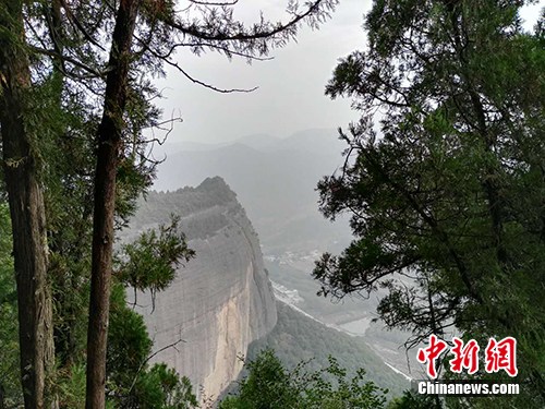 如今风景如画的红色景区薛家寨。中新网记者 宋宇晟 摄