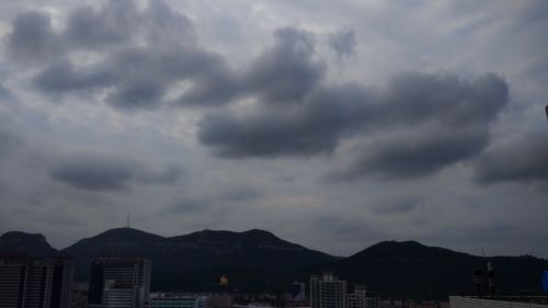 济南实拍：东北风劲吹 乌云擦着千佛山顶飞  齐鲁晚报 记者  周青先 摄