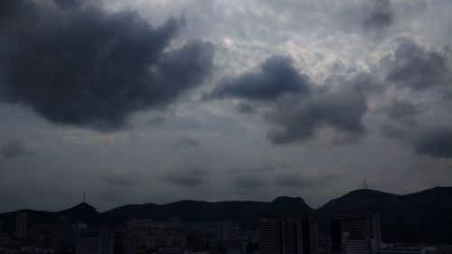 济南实拍：东北风劲吹 乌云擦着千佛山顶飞  齐鲁晚报 记者  周青先 摄