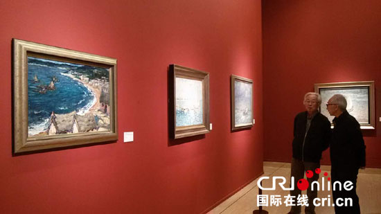 中国美术家协会名誉主席靳尚谊先生(右)和著名油画家潘世勋先生在观展品画