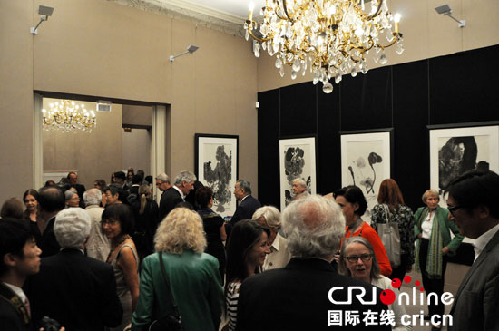200多名中法嘉宾齐聚朱德群“纸上艺术展”开幕式。