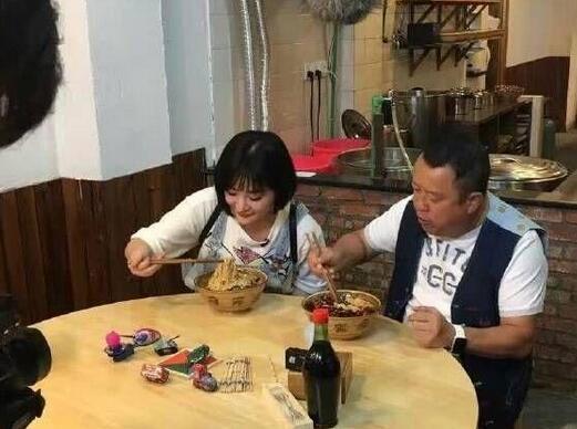 曾是香港知名导演 厌倦娱乐圈 跑重庆小镇卖小面