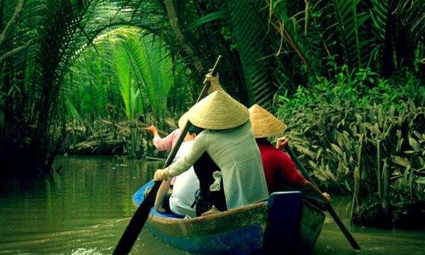 泛舟游覽西貢河。圖片來源于網路如果你坐在西貢河邊的餐廳里吃牛肉河粉,又或去到幼沙碧海、隱逸閒適的芽莊,沒帶美元又花完了手頭的越南盾,把我掏出來應急也是沒問題的。