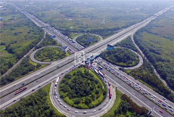 航拍国庆首日成南高速:私家车排行数公里