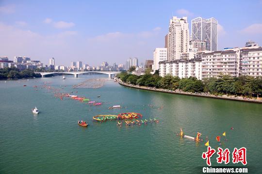 图为国庆期间举办的千人畅游百里柳江活动。　林馨 摄
