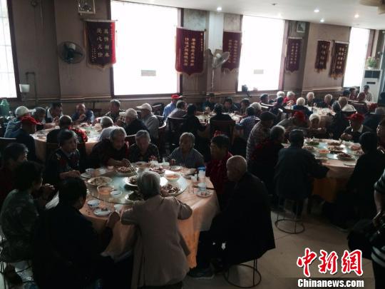 偌大的饭店大厅里，170余位老人欢聚一起共享“重阳宴”。　张景良　摄