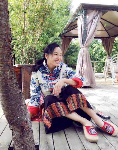 刘晓庆穿民族服饰 素颜出镜笑容僵硬
