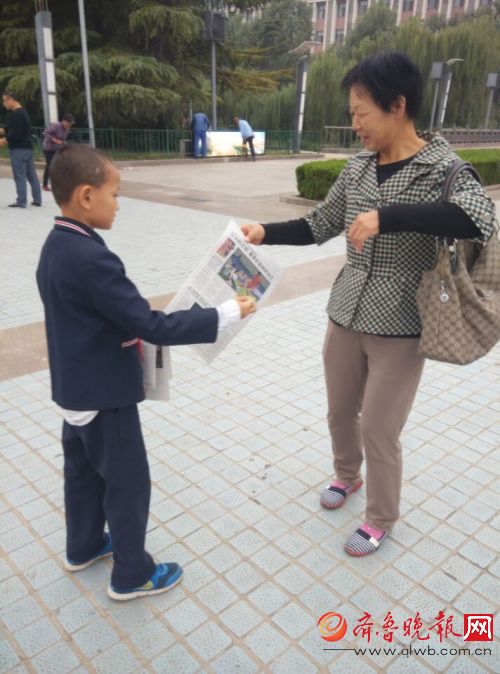 济南:小学生利用十一假期义卖齐鲁晚报报纸