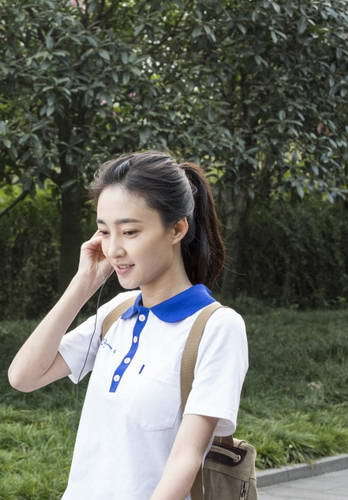 扎马尾辫的女明星清新可爱 难怪让男生看一眼就心动