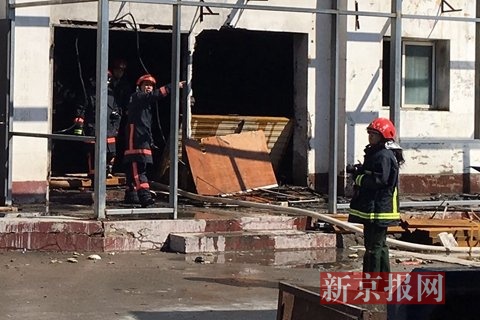 十里河建材城，消防人员在作业。新京报记者王飞摄