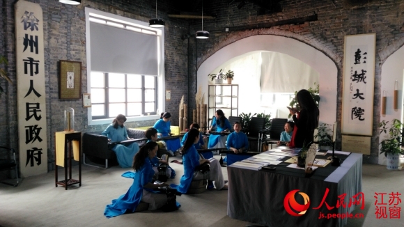 改造后的彭城大院内，古筝爱好者在练习古筝弹奏。