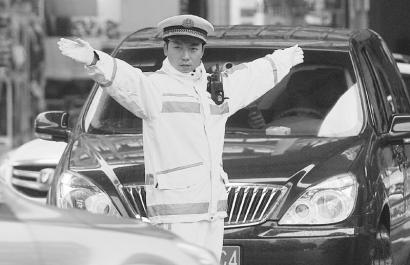 成都街头穿雨衣的交警。