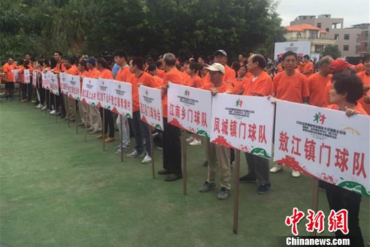 本次活动与福建全民健身百村行活动结合,举办了包括软式飞镖体验赛、毽球比赛、定点投篮比赛、门球比赛、广场舞展示等结合农村特色的体育健身活动。 张羽 摄