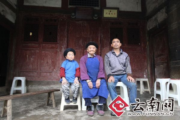 革命烈士殷禄才后人陈飞摄