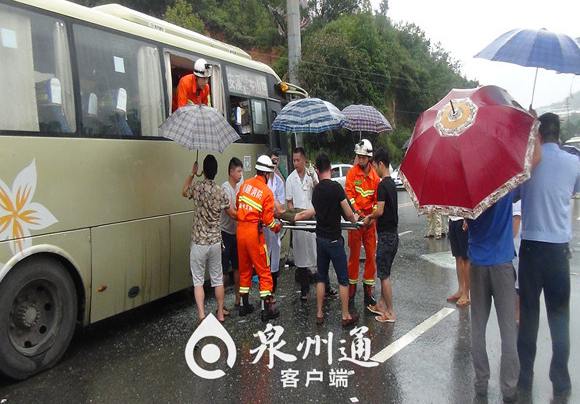 消防人员雨中救助伤者。(来源:泉州通)