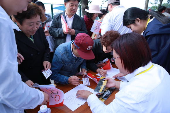 准爸爸黄晓明启动幸福来敲门项目 关爱空巢老人