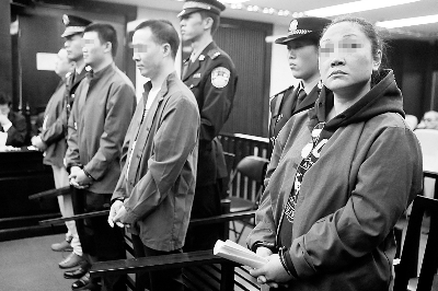 马某(右一)等4名被告人被带上法庭受审 摄/记者 曹博远